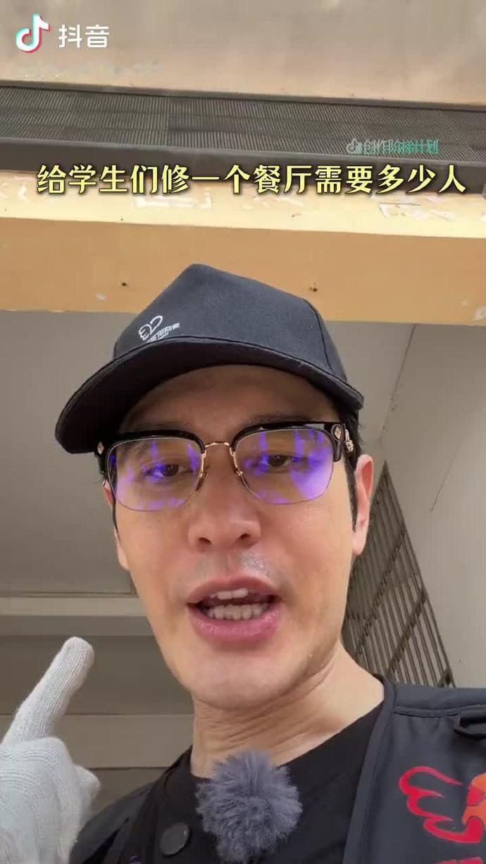 黄晓明首度走心复盘：帮过太多白眼狼，终于懂了人缘换不来真心
 
黄晓明 我帮了太多白眼狼
近日，黄晓明在最新访谈中罕见袒露心声，一番通透又扎心的发言刷屏全网。他首次深度复盘自己多年的“老好人”性格，坦然直言：“我帮了太多白眼狼”，并清醒感慨：人缘再好，也不能当饭吃。褪去明星光环的真诚自省，让无数