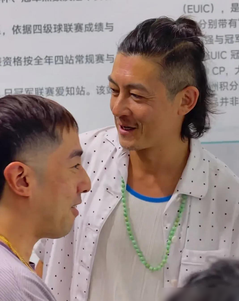 陈冠希老了，评论区全在骂。黄晓明站旁边，像他侄子。
外滩卡展，俩人同框。一个46，一个48，差两岁，看着差一辈。陈冠希瘦脱相了，白头发，皱纹全出来了。黄晓明脸绷得紧，西装笔挺，像刚做完热玛吉。
底下人吵翻了。有人放话：陈冠希这是活该，年轻时候玩太狠。也有人说：人家早不靠脸吃饭了，退圈搞潮牌，年入