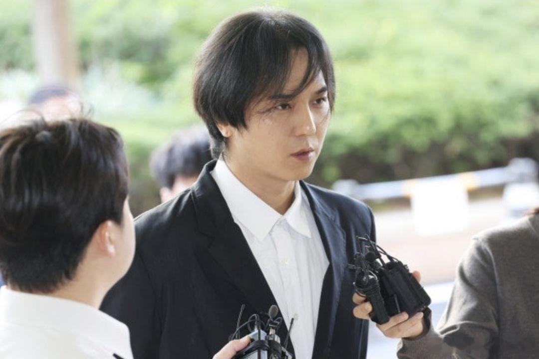 宋旻浩获刑1年缓刑2年【 Star News Korea 】WINNER成员宋旻浩兵役案一审结果于2026年10 月1日公布：首尔西部地方法院判处其有期徒刑 1 年、缓刑 2 年。该结果较检方此前 1 年 6 个月的求刑略轻，话题随即登上微博热搜。事件脉络•服役期：2023 年 3 月至 2024 年 12 月，宋旻浩以"社会服务要员"身份服役，应出勤约 430 天，累计无故缺勤 102 天（接近四分之一），其中 2024 年 7 月单月缺勤达 19 天。•立案与起诉：2025 年 5 月被首尔麻浦警察厅以违反《兵役法》移送检察。同年 12 月 30 日，与勤务管理负责人 A 某一并被不拘留起诉。•首次公审：2026 年 4 月 21 日，宋旻浩当庭承认全部公诉事实，庭外鞠躬致歉"让大家失望了，正在反省"。检方以"情节恶劣"求刑 1 年 6 个月。几个仍需厘清的点1.量刑差异：法院最终判 1 年缓刑 2 年，较求刑轻，辩方以双相情感障碍、恐慌障碍及颈椎伤等健康理由请求从宽，该辩解未...