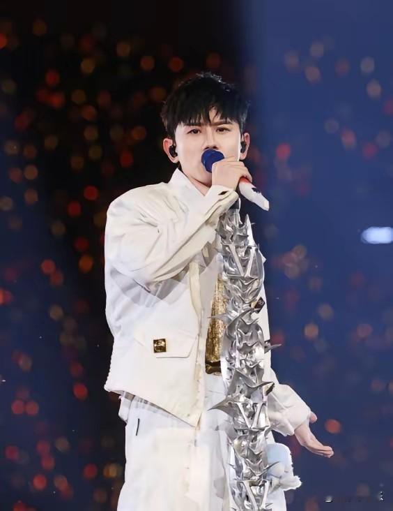 张杰全新巡演「1982开往未·LIVE」杭州站开演，这次他亲自担任总导演。
 
列车主题舞台，还有绝美水幕特效，新歌《破局者》现场首唱，一句“我是歌手，不是逗人的人”直接刷屏。
更让人感动的是，演唱会散场，场外广告牌全部换成科学家海报，致敬国士。
多首经典老歌全场大合唱，出道22年，依旧保持对舞台的