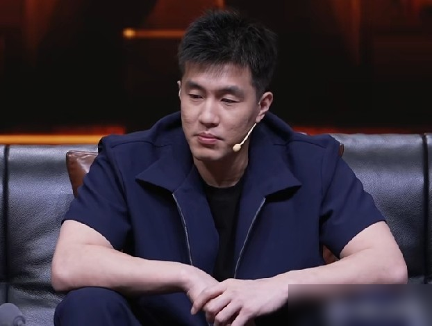 你看一眼中国男篮主帅郭士强，他的头发全白了。郭艾伦心疼亲叔叔，看着他半夜三点还在揉着太阳穴死盯战术录像，满眼都是扛骂熬出来的红血丝。
篮协把2027年世界杯和2028年奥运会的铁血指标死死砸在他肩上。外面全在扒他到底拿多少年薪，官方根本不透底。但你觉得到了这个位置，他还能是为了钱？
竞技体育从来