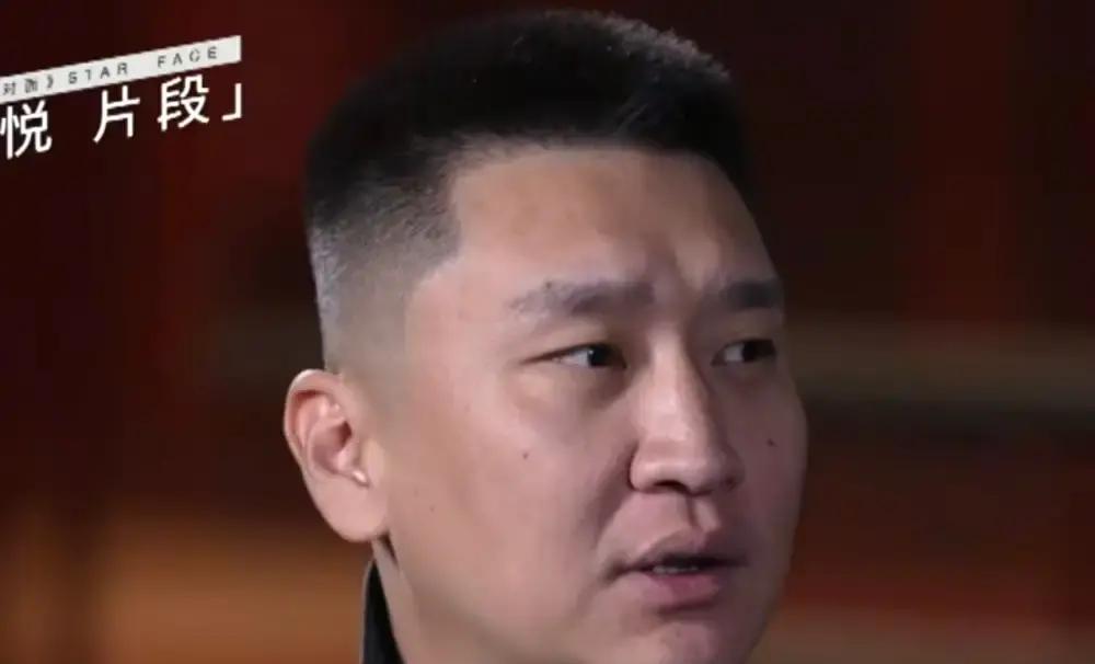 中国男篮输球后，最刺耳的可能不是比分，而是场上那几秒钟的停顿：后卫拿球犹豫，队友站着等，进攻转眼又绕回原点。孙悦的意思很直白，球不能总在一个人手里“粘”着，其他人也不能陪跑
这一年，输日本说经验不够，输韩国说执行不到位，输新西兰又把问题落到篮板上。赛后解释越来越多，可比赛里的老毛病并没有消失，球迷当