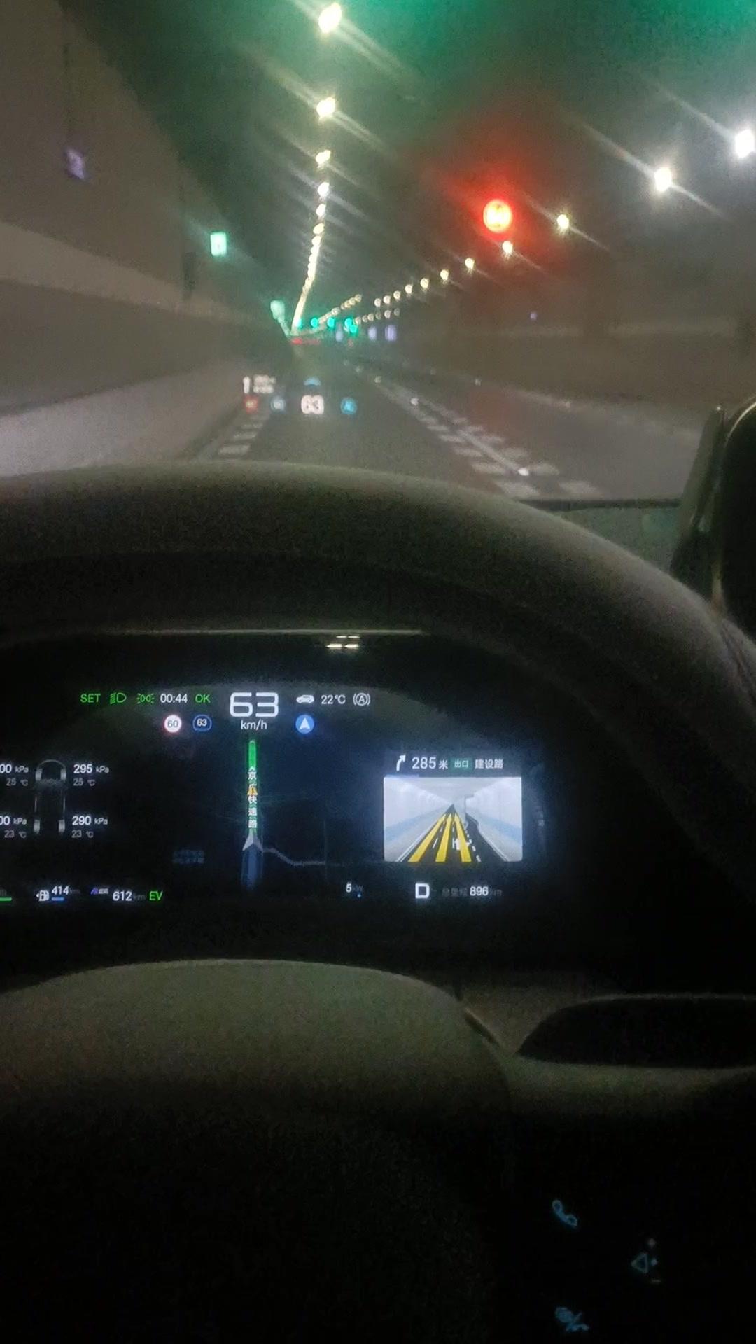 🚗提车一个半月，比亚迪宋ULTRA越开越顺手
纯电模式开起来动力感很足，驾驶感受超棒。
混动模式下油耗表现亮眼，日常出行成本很低。
车机系统越用越适配，完全是选对车了。