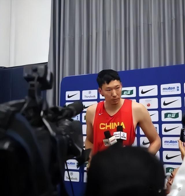 周琦，王哲林，张镇粼三人在暑假期间做了什么作业？
2026年休赛期，周琦、王哲林、张镇麟三人都未入选男篮最新集训名单，各自的动态各有侧重：
一、周琦的休赛期动态
  • 在北京首钢俱乐部进行系统康复训练，身体状态已完全恢复，正针对性调整比赛节奏，提升三分出手占比至31%，打磨更省体能的护框方式。