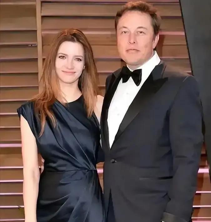 马斯克和贾斯汀这段婚姻，说白了就是两个频道的人硬凑了八年。2000年结婚，2008年离，中间大儿子没了，后来又靠试管拼出五个娃。贾斯汀后来写文章说得直白：他觉得自己是这段关系里的老大，说话得听他的，你要是敢顶嘴，他能把你当员工一样批一顿。她想要的是老公陪吃饭、聊心事，马斯克满脑子是火箭、电池、下周飞