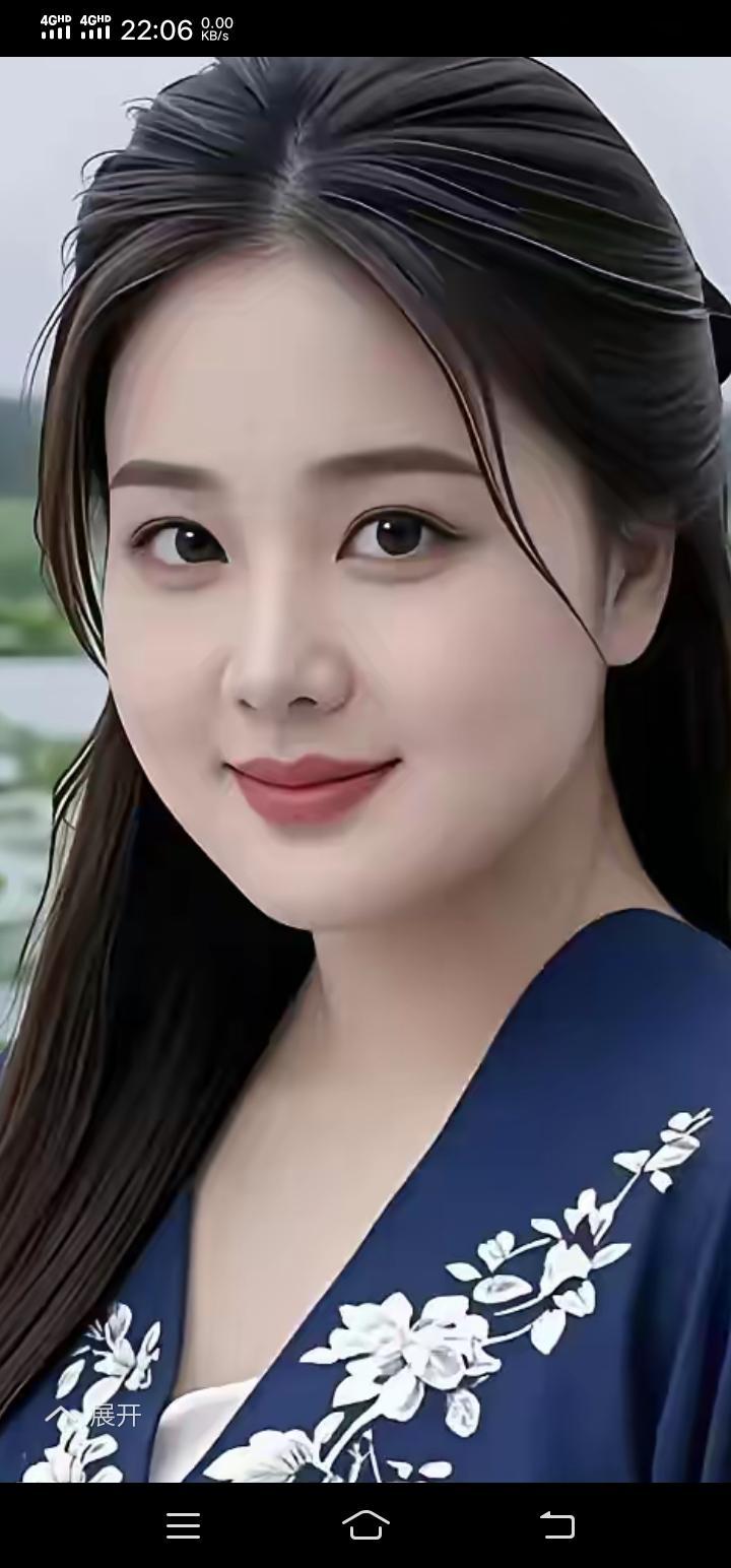 这位美女穿着淡雅蓝色白花衬衫，长的好标致漂亮极了！