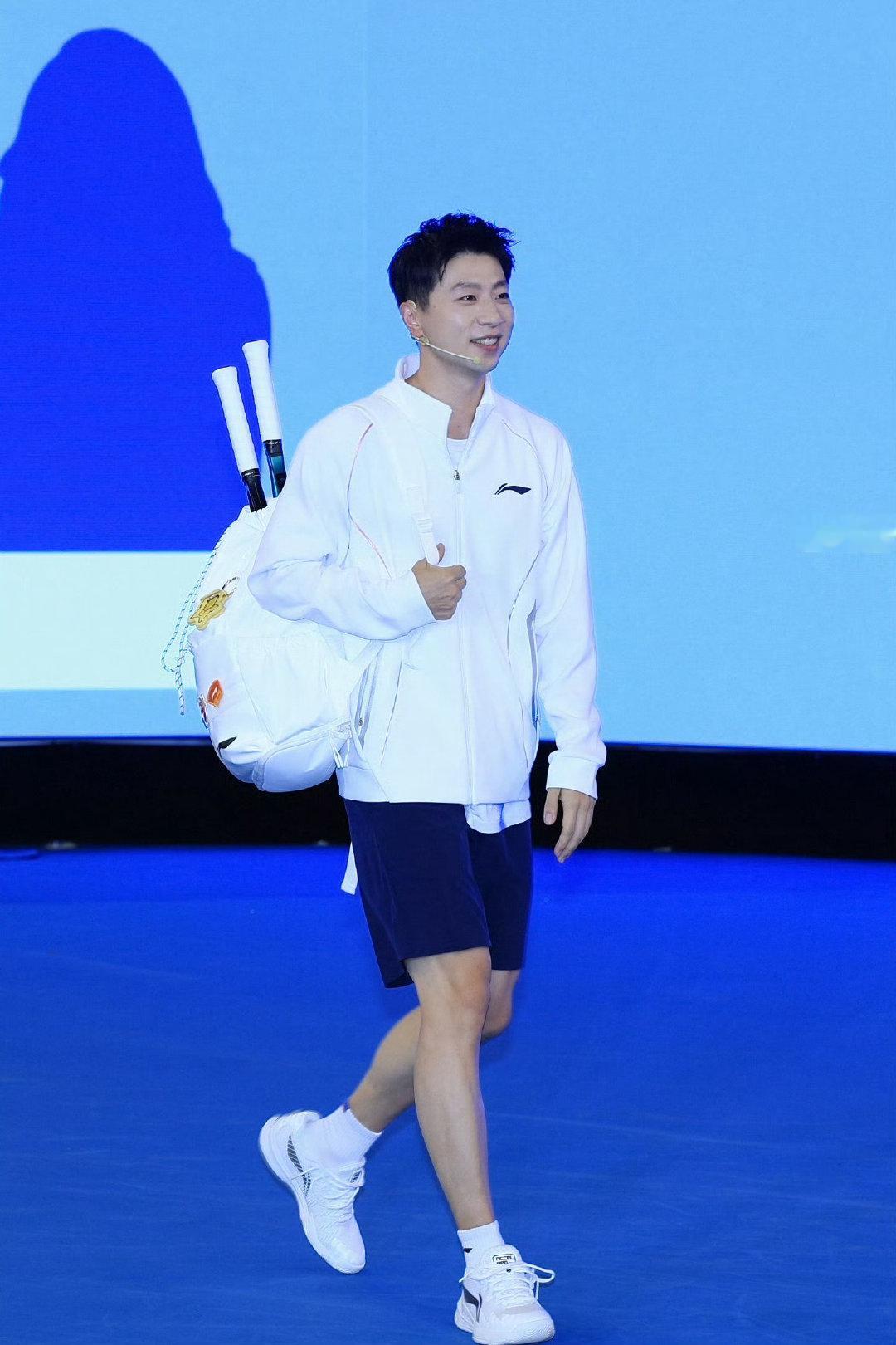 #马龙澳网跨界打网球# 乒坛历史第一人背上网球拍怎么可以这么帅！比例真的绝了好吧！ ​