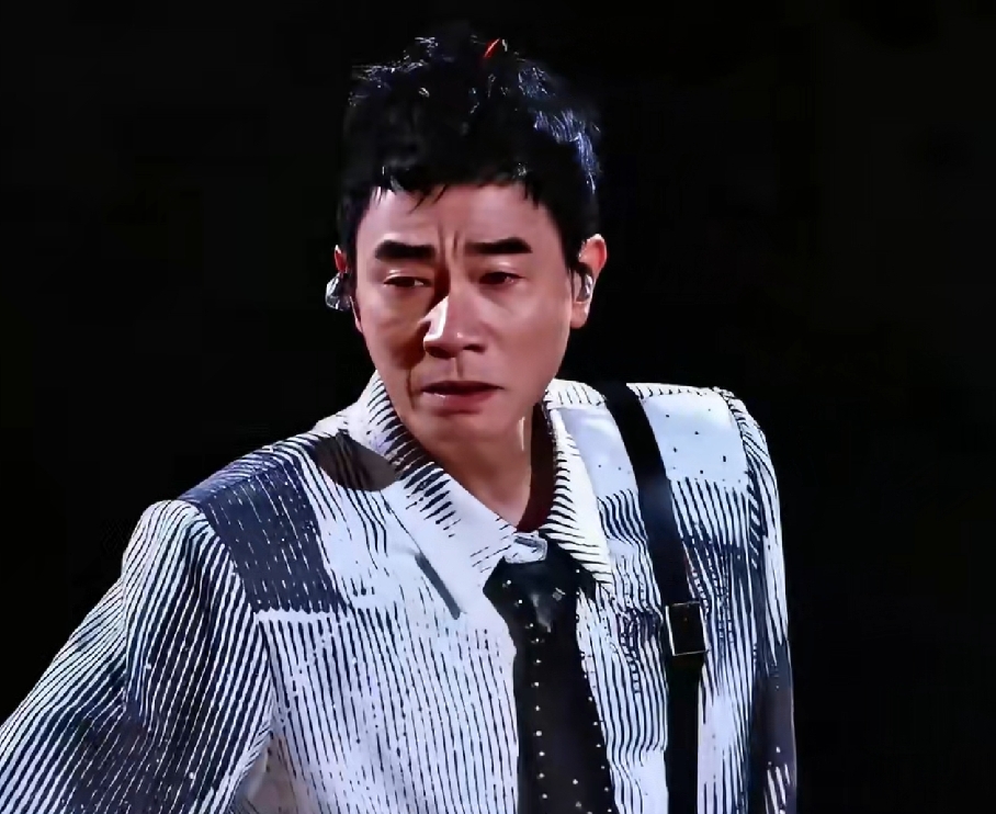 陈小春不主动招弟弟也都能理解，弟弟被卖的时候，他年龄还小，兄弟俩感情不深，他爸爸生前也不让他去找弟弟。
至亲都已经去世，兄弟相认也没太大意义，养恩大过生恩，他有自己的亲人。
贫富差距，弟弟有钱最好，如果生活水平一般。
陈小春 帮不帮扶又成了一个难题，弟弟看到哥哥这样，还能不能稳住心态，也不好说。