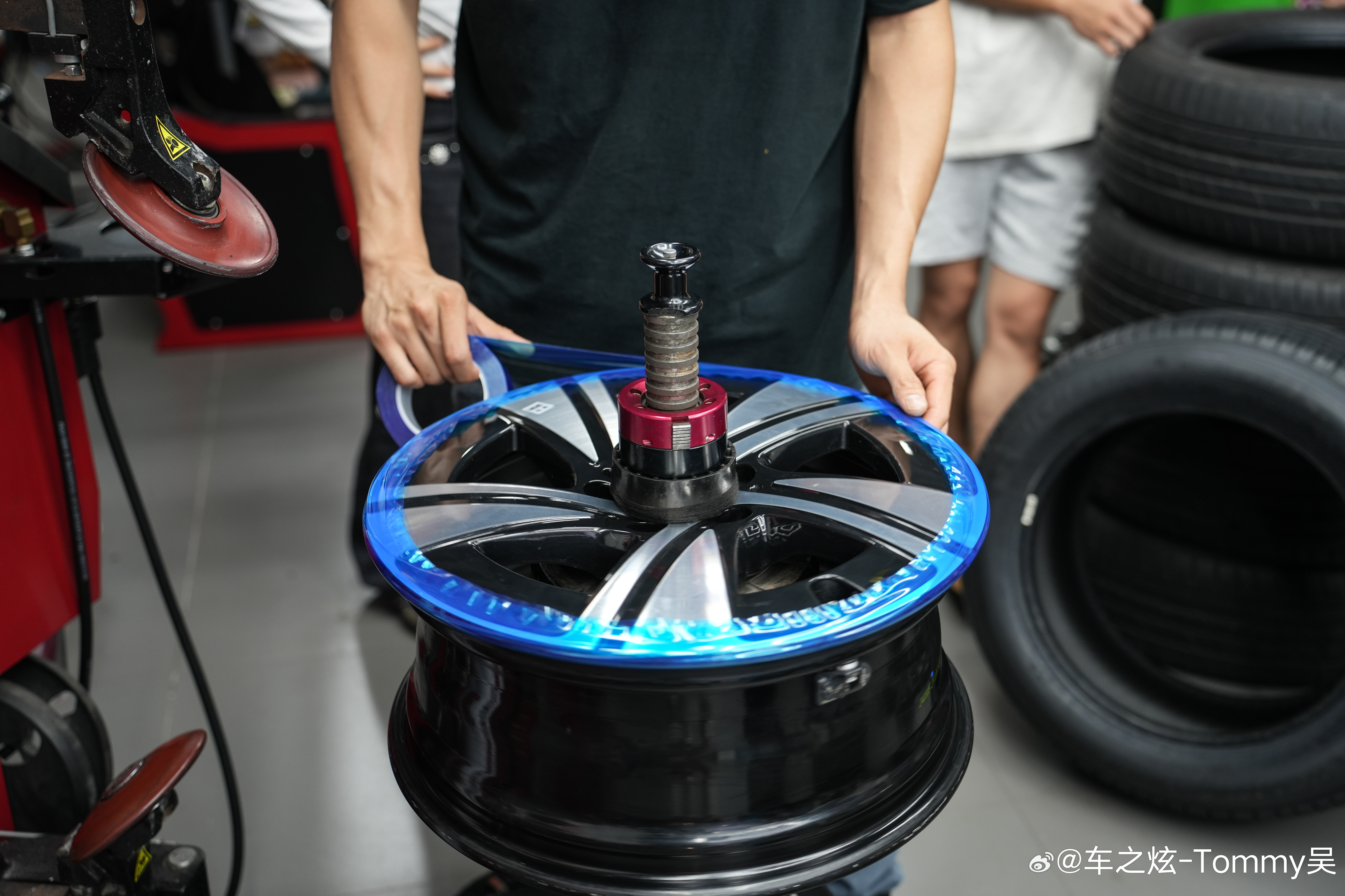 奔驰V260｜更换米其林轮胎·道路力动平衡
车主反馈车辆在三五十公里时速行驶时,方向盘抖动甩动明显.上机亨特道路力动平衡机检测,轮毂没有变形,但检测出轮胎存在变形问题,由此引发抖动现象,随即安排整套轮胎更换.

使用亨特无损拆胎机完成新旧轮胎拆装作业,拆装完成后清除轮毂旧平衡块残胶,对轮毂做完整 ​
