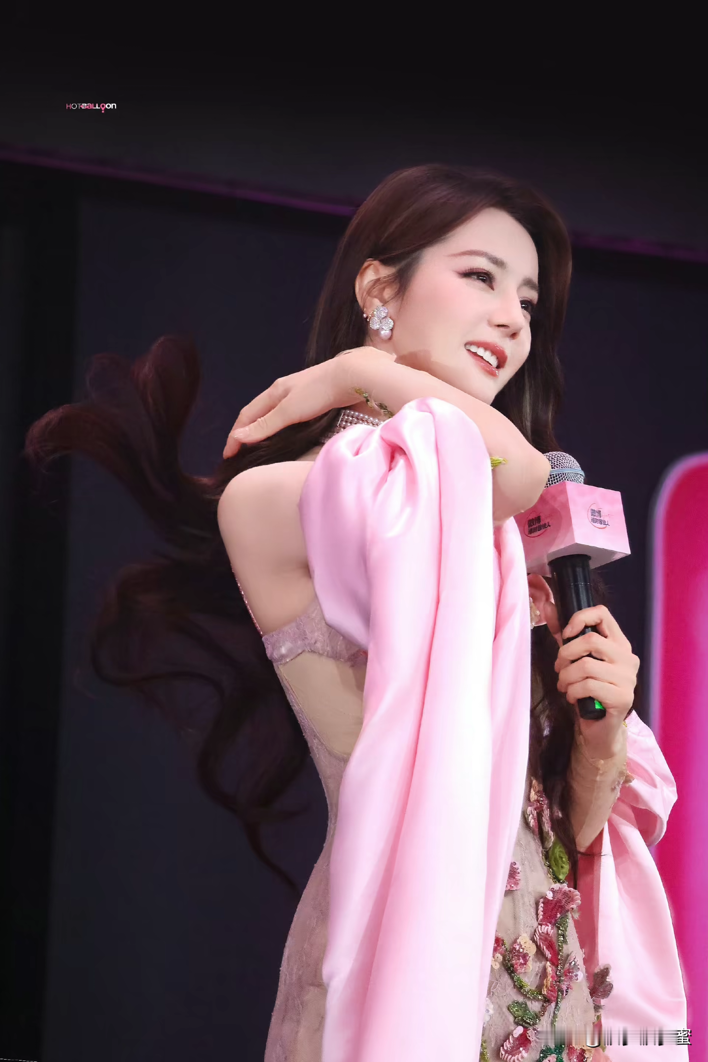 迪丽热巴，这出场完全是美神降临