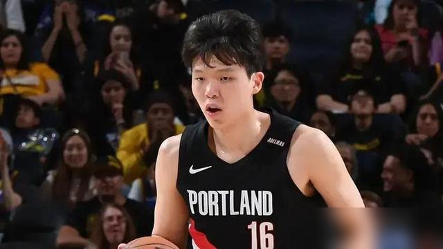 十点档两场球同时开，湖人快船、勇士灰熊，摆明了不让你好好睡觉。
湖人开局2胜0负，悄没声爬到西部第一梯队。快船那边憋着劲要搅局，洛城德比从来不看排名，看谁先红眼。
另一边勇士打灰熊，老账新账一起算。这俩队碰一块，裁判哨子都得多备几个。
早场火箭刚赢马刺，申京29分，文班25分，俩年轻人较上劲了