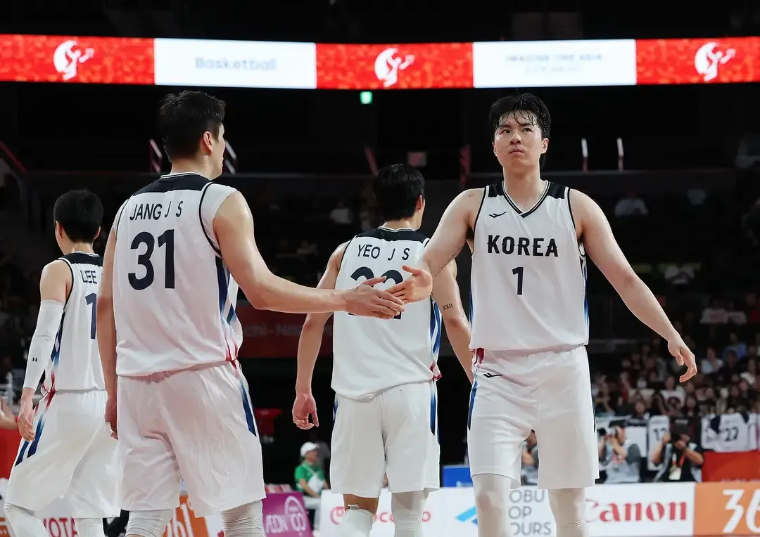 可以免兵役了！

67比57拿下东道主日本，韩国男篮时隔12年再捧亚运金牌。但说实话，对部分队员而言，比站上领奖台更现实的，是随之而来的兵役特例资格。

据韩媒披露，文裕贤、文正贤、吕俊锡、柳基相、李承炫、李贤重、丹尼尔·埃迪，7名尚未服役的球员将获得体育艺体要员资格，免于18‑21个月的兵营常规现