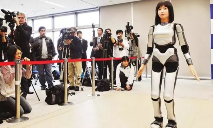 2026人形机器人半马赛事里，手持奶瓶、脚穿厚底鞋的最小选手，凭借独特的外形收获大量关注，成为赛场的一大亮点。
这台机器人身形小巧，整体造型偏向可爱的孩童风格，和赛场里身形高大的参赛机器人形成鲜明对比。研发团队在外观设计上做了很多生活化的调整，奶瓶的搭配让它多了几分童趣，厚底鞋则是为了提升行走时的稳