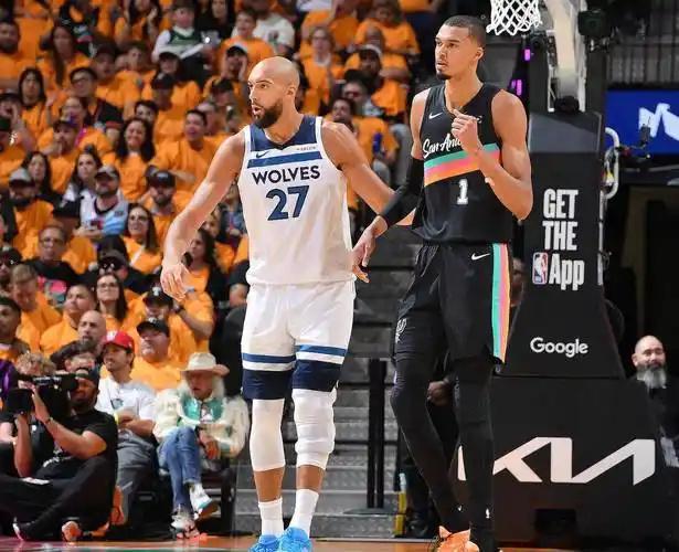nba森林狼一马刺目前大比分马刺3-2森林狼，上一场马刺大胜29分，明...