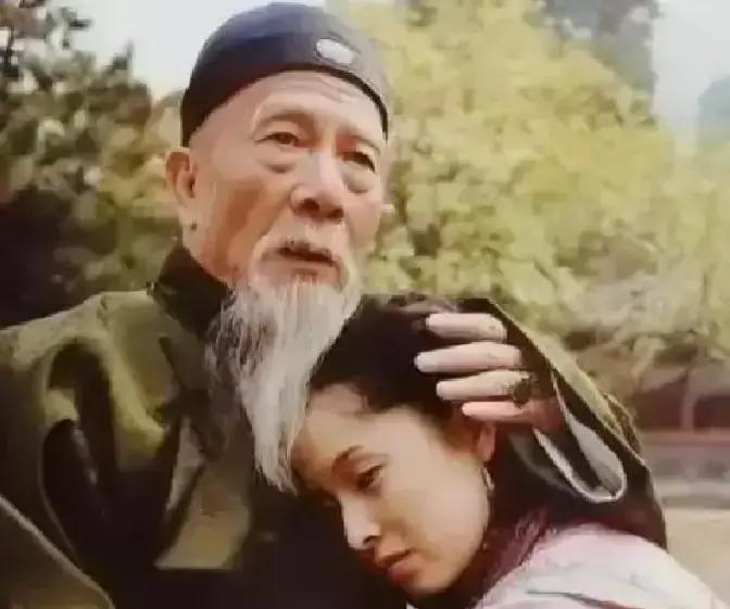 1881年，左宗棠顺利收复新疆。慈禧满面春风地问李莲英：“赏他些什么玩意呢？”李莲英谄媚地笑道：“老佛爷，就把您身边，那个嫩得能掐出水的小丫头，赏给他！”慈禧听后，哈哈大笑了起来：“真是个好主意！”
左宗棠接过太监递来的黄绢诏书，手指在“特赐宫人章氏”几字上停了一瞬。他将诏书轻轻放回托盘，目光转向殿