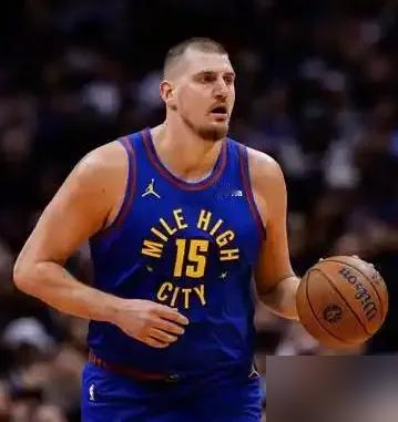 约基奇两次推迟续约，藏着NBA最精明的算计！
人家根本没想离队，就是要等2027年夏天再签。
等到那时候，他能拿5年3.595亿超级顶薪，比现在提前续约多赚8000万到1亿，还能拿到交易否决权，直接创NBA历史合同纪录。
掘金球迷慌老板买球队抠预算，怕约基奇走人，其实约基奇早就明说，就想留在丹