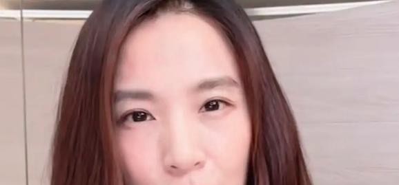 某些人在屏幕后面敲键盘习惯了，真以为隔着网线谁都得惯着你那点恶臭趣味。
田馥甄这回直播，算是给所有遇到网上开黄腔的女明星打了个样。
当时她新专辑刚出，台北小巨蛋那几场演唱会门票瞬间被抢空，一大堆粉丝在底下哀嚎。
她开播本来是想安抚大家的情绪，结果屏幕里冷不丁飘过一条弹幕，阴阳怪气地让她“解开扣
