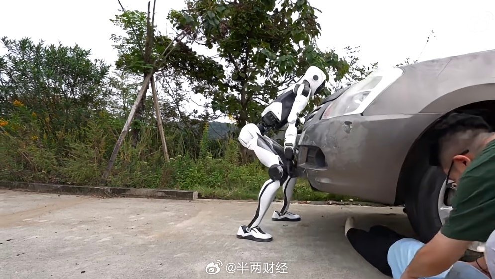 【#宇树人形机器人能徒手举汽车#】10月21日，宇树科技推出全新国产人形机器人“H2-X 功夫传奇 守护”，凭借超高灵活运动性能与超长续航能力，展现出国产人形机器人的硬核技术实力。详见： ​