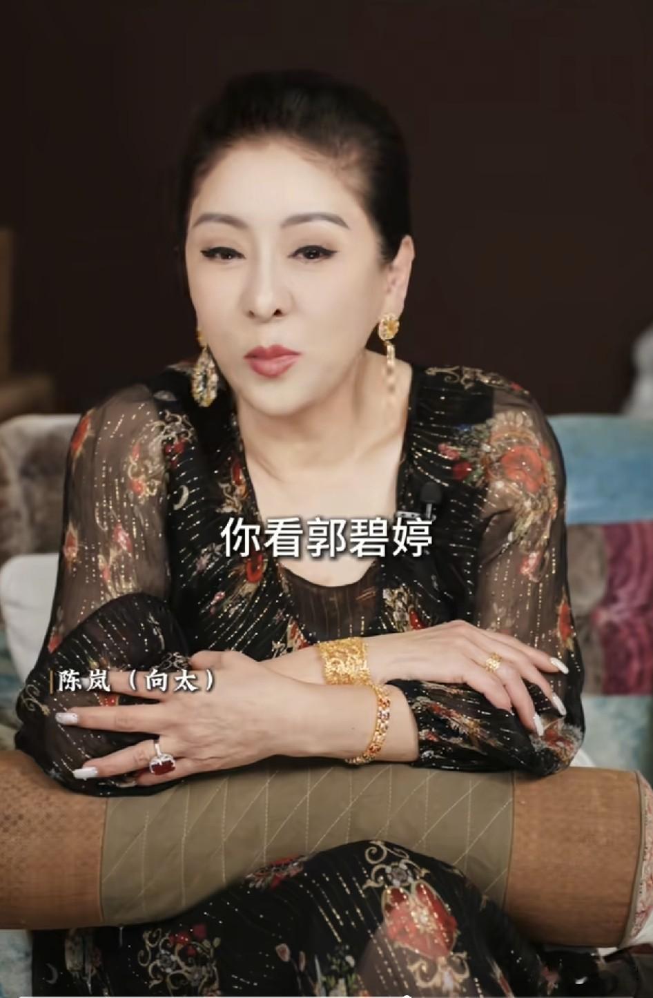 向太：“你看郭碧婷，生日假期过年过节，一定带着孙子，我们在哪她就跑到哪，很少有这样子的，等于是要孝顺你，是儿媳妇孝顺你。”

向太说这话的时候，一脸的自豪，因为她觉得很多儿子娶了老婆，节假日基本都是跟老婆回娘家，很少会回婆家看望公婆。

可是郭碧婷不一样，她假期都是去看向太他们，所以向太觉得自己很有