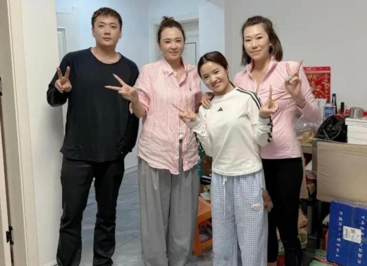 崔晋将社交账号主页原本与李勒优一家的全家福背景图，换成了与好友的合照，这一改动恰好发生在晋妈直播吐槽、双方矛盾公开之后，不少网友猜测兄妹情谊或难回到从前。  一、当事人回应与澄清- 李勒优回应：称“和