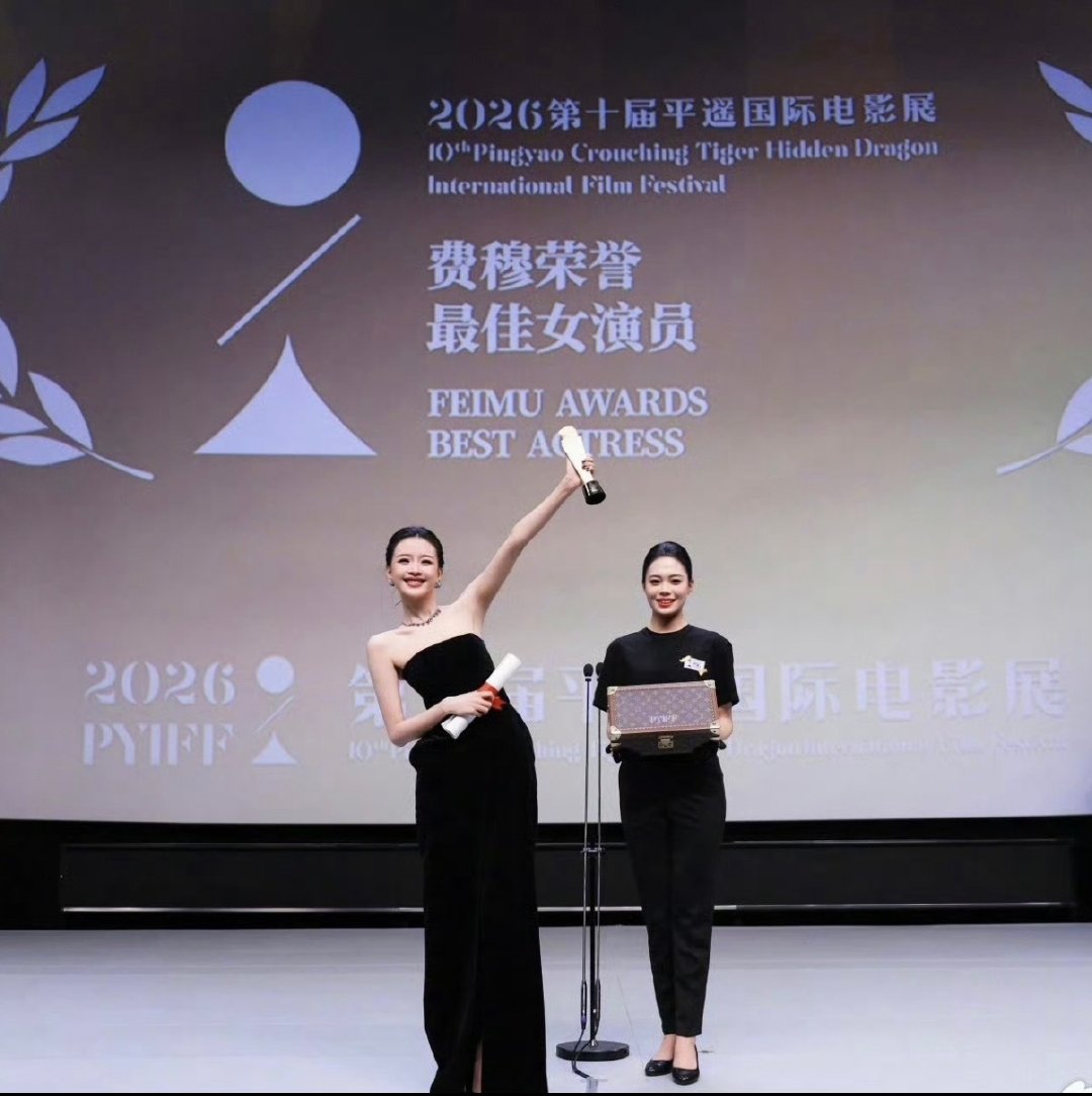 #董子健看孙怡获奖的眼神#两个人已经离婚了，不必过度解读眼神，恭喜孙怡拿下影后，靠作品证明自己。过往的感情，只是附加的故事，以后只管往前走吧 ​
