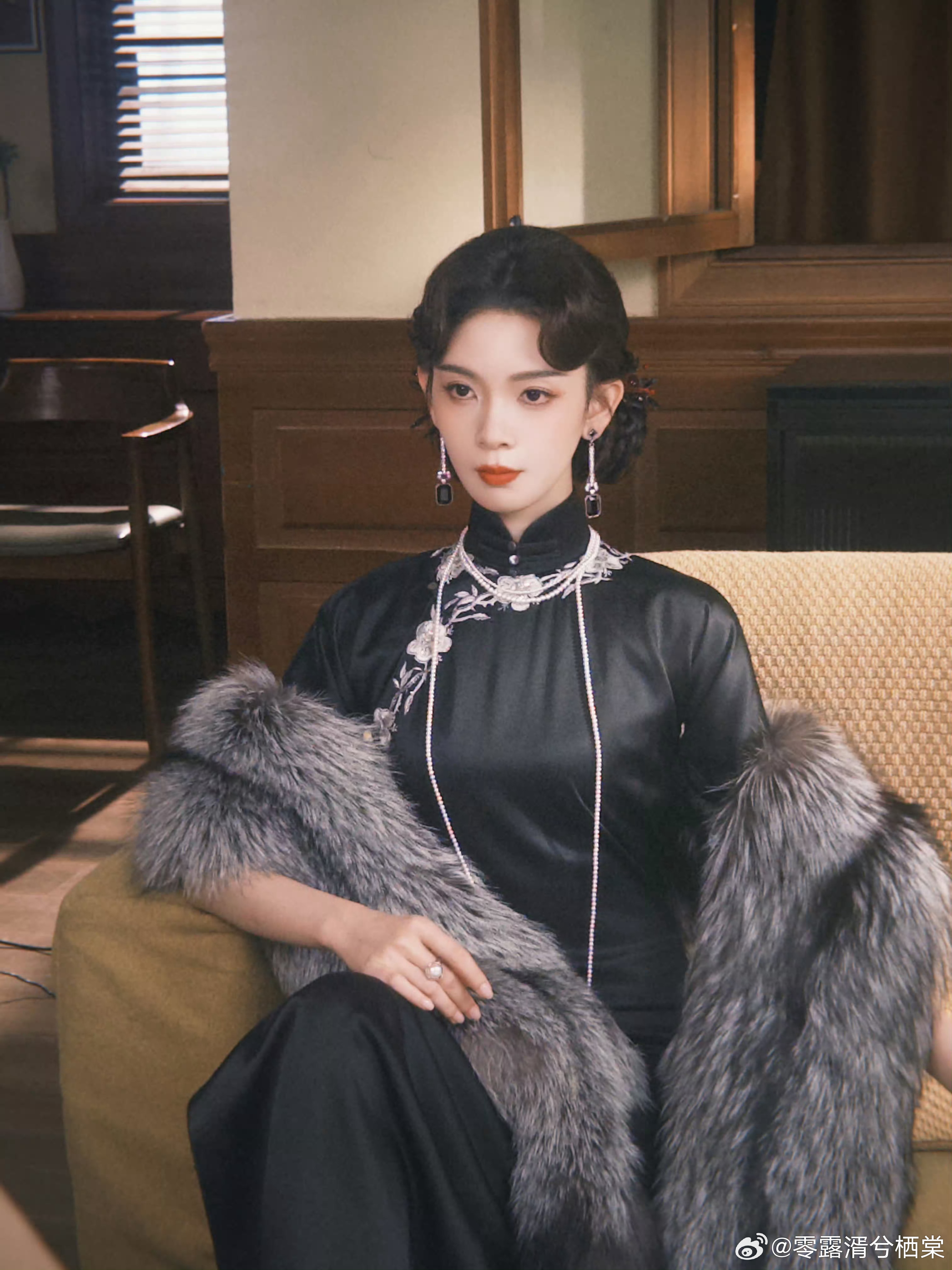 #陈瑶说性格不是评判演技的标准#
本人安静内敛，却能驾驭反差极强的各类角色，剧抛脸的实力藏在每一次演绎里✨
从《无心法师》里红衣疯批萝莉岳绮罗，到反串英气冷峻的小丁猫；
再到《照镜辞》里一人分饰扶微、周若兮两个性格迥异的角色，最后是《九门》中旗袍加身、杀伐果决的霍仙姑。
甜妹外表能撑起 ​