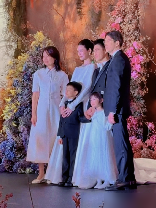 何猷君那个答谢宴，俩孩子一露面，评论区直接炸了。
一堆人盯着看，说这基因是真没浪费，超模的腿长和赌王家的眉眼，全给孩子安排上了。
但最让我愣住的不是孩子，是何猷君他妈梁安琪的态度。当年传的是麻将桌上背调儿媳，豪门那关不好过。现在老太太当众夸奚梦瑶善良优秀，笑得跟普通人家里疼儿媳妇的婆婆没两样。