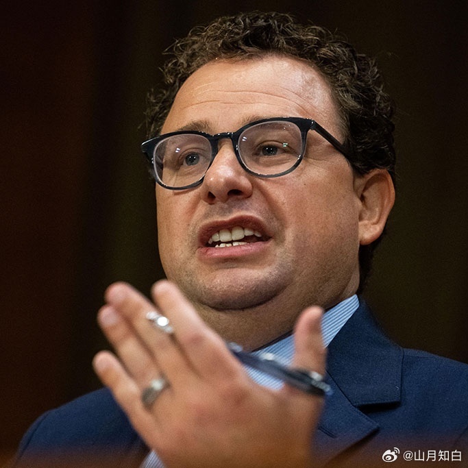 🚨突发：Anthropic首席执行官Dario Amodei呼吁整个AI行业放慢脚步。

他警告说，一个失控的AI集群可能在6到12个月内“接管整个互联网”，可能造成数千亿美元的损失。

“AI的发展速度一直大幅加快，主要得益于AI自身日益增强的构建下一代AI的能力。”

Anthropic单方面向第三方评估人员提供永久的、 ​