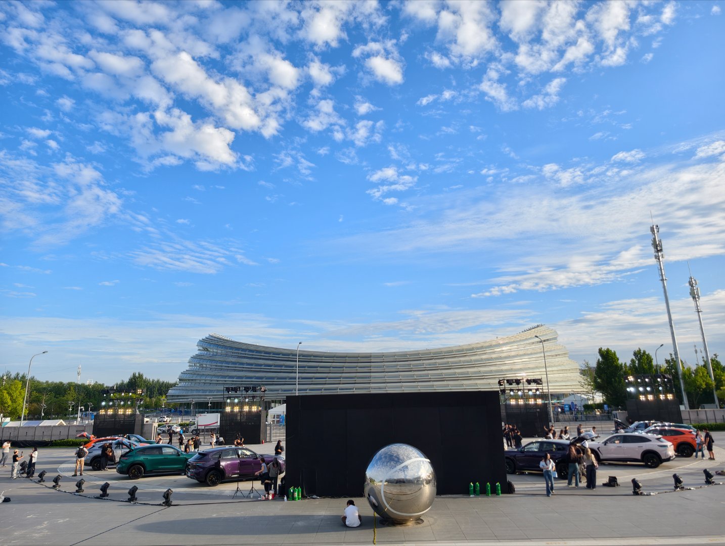 2026成都车展：
极狐阿尔法T7正式亮相 
今晚，8月26日开启预售！
“买T7，认准极狐！”为什么呢？
一起去看看实车吧，真是太漂亮了，5种颜色都很好看！
这款新车不仅外在美，内在更动人啊！
中大型智能轿跑SUV，主打大五座家用suv！
定位20万级的大五座中大型SUV，凭借华为乾崑智驾、宁德时代电池和麦 ​