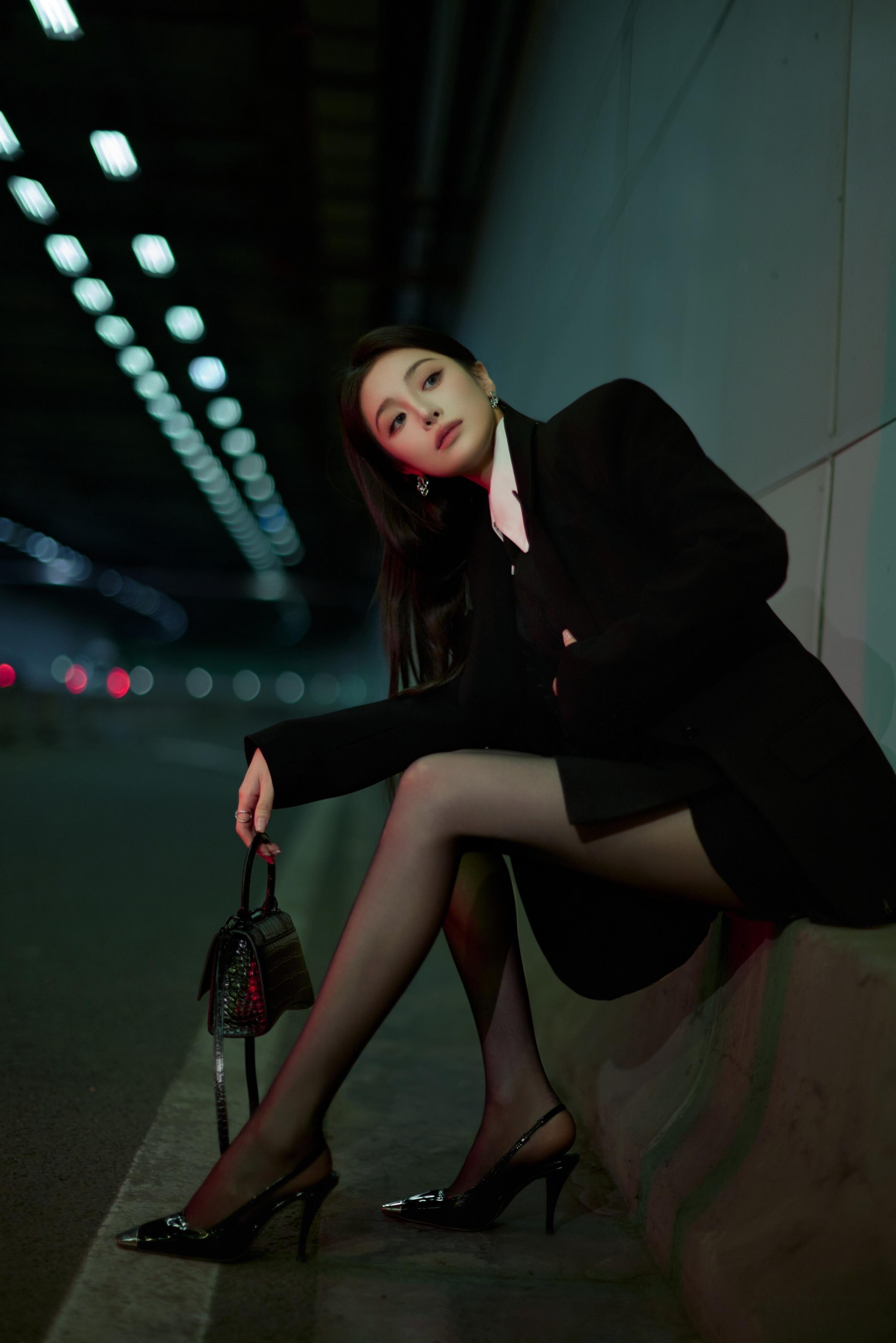 隆妮的黑丝长腿精美壁纸简直绝了！看看她这组新造型，黑丝配高跟，直接就是...