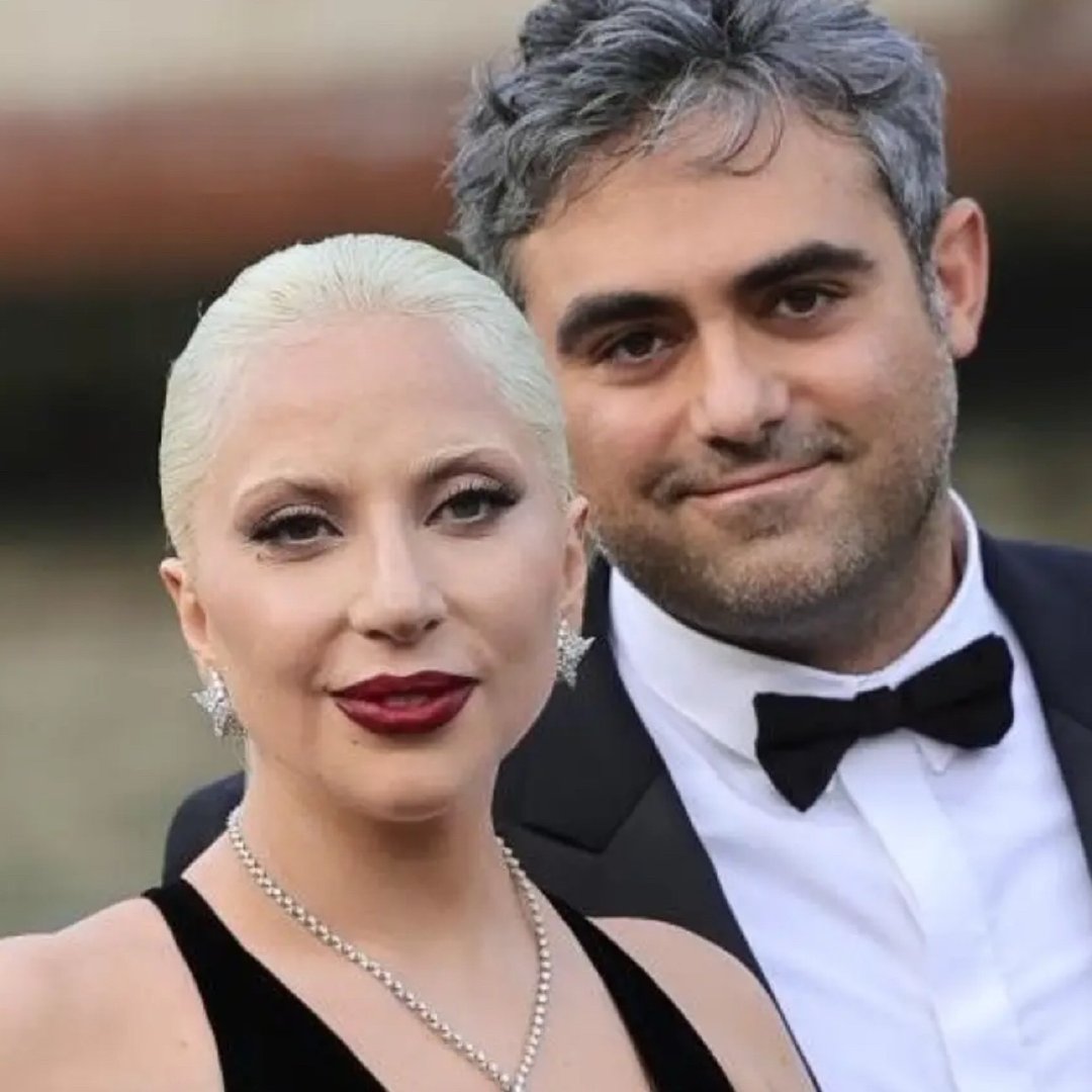 #LadyGaga疑似当妈#
国外的人抱孩子好省事啊
这是跨在脖子直接出门了吧
看小孩小小的样子和Lady gaga 肚子还没有恢复
这是刚生完孩子没多久呢 ​