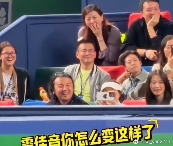 雷佳音与妻子翟煦飞同框看球，其吸睛之处并非俊男靓女的养眼搭配，而是一种极具反差感的“真实生活流”画面，精准击中了大众对明星“去滤镜化”的窥探欲。
首先，视觉上的极致反差制造了强烈的戏剧张力。在众星云集、衣着光鲜的网球大师赛现场，当其他明星如陈奕迅、郑恺等人正襟危坐维持“体面”时， ​