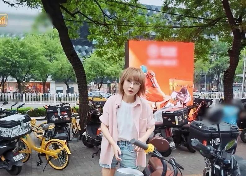 2006年超女全国第五名，北漂26年，两年搬了六次家，出门掏出手机扫共享单车。厉娜这姑娘，红过，也真穷过。
红过之后，日子是怎么过的
最淡的时候是2011年到2014年，每月行程单几乎空白。她在节目里说那几年焦虑到胖了近130斤，在一个失败中的自己里循环了很多年。两年搬六次家不是段子，是那几年的实际