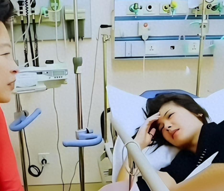 钱再多有什么用？刘涛如今的状态，给所有45岁以上的女人提了个醒
😱 那个被叫了十几年“铁娘子”的女人，终于还是把最软的肚皮翻了出来——凌晨两点，一张体检单，三个字：“熬不住了。”
这不是营销号编的苦情剧本。2026年8月的一个凌晨，刘涛在社交平台晒出一张诊断报告：甲状腺功能异常、重度睡眠障碍。配文就