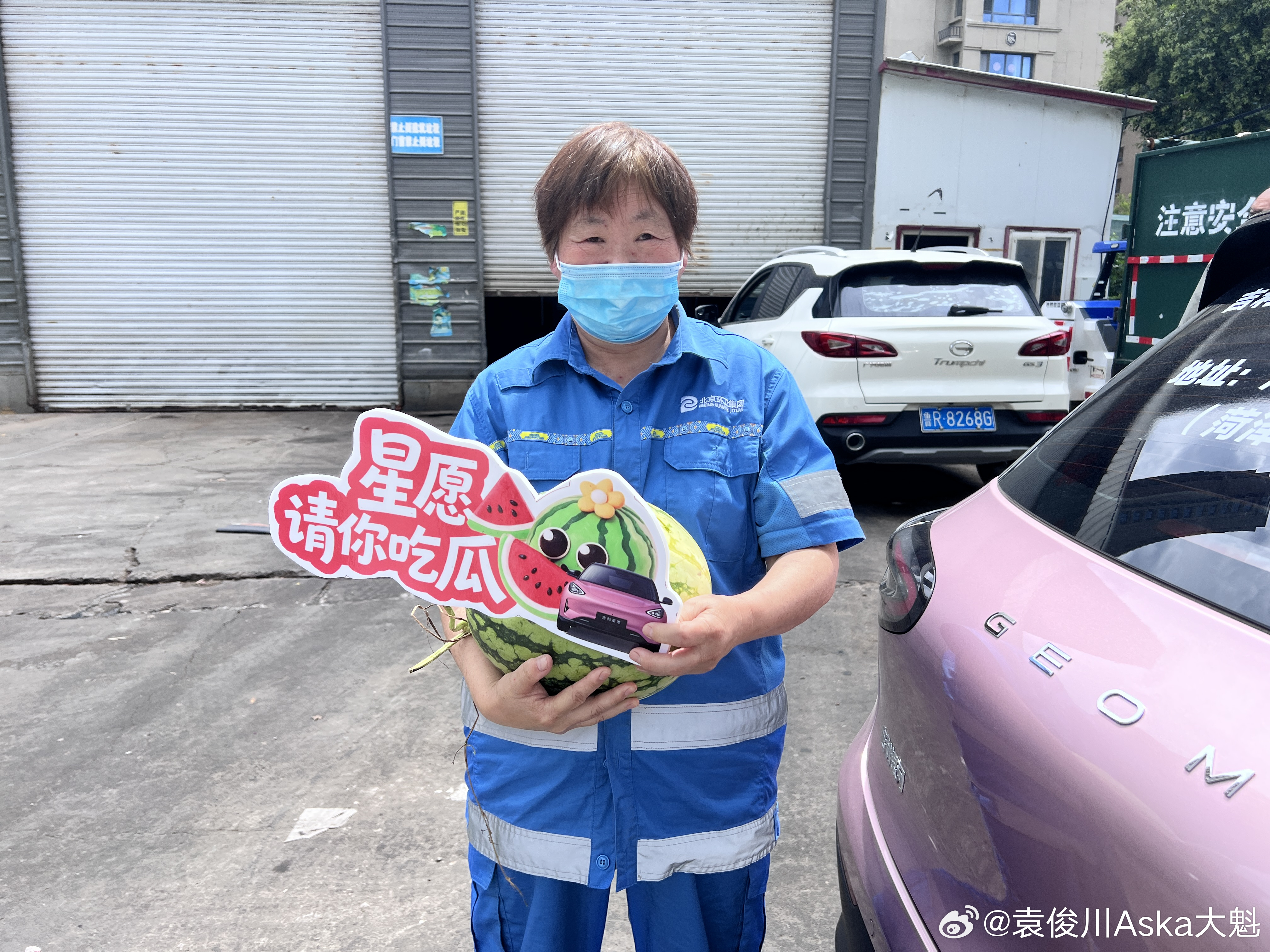 前几天刷到消息，吉利星愿累计下线突破 100 万辆了。说实话，提车那年真没想到它能火成这样。通勤、买菜、接娃，它就这么融进我的日子。车友群都在转，有人说起夏天河南西瓜滞销，村支书车友发视频求助，官号当天回应，50 吨西瓜直送门店，送车主也送环卫工人。一台车，装着生活，也装着人情味。 ​