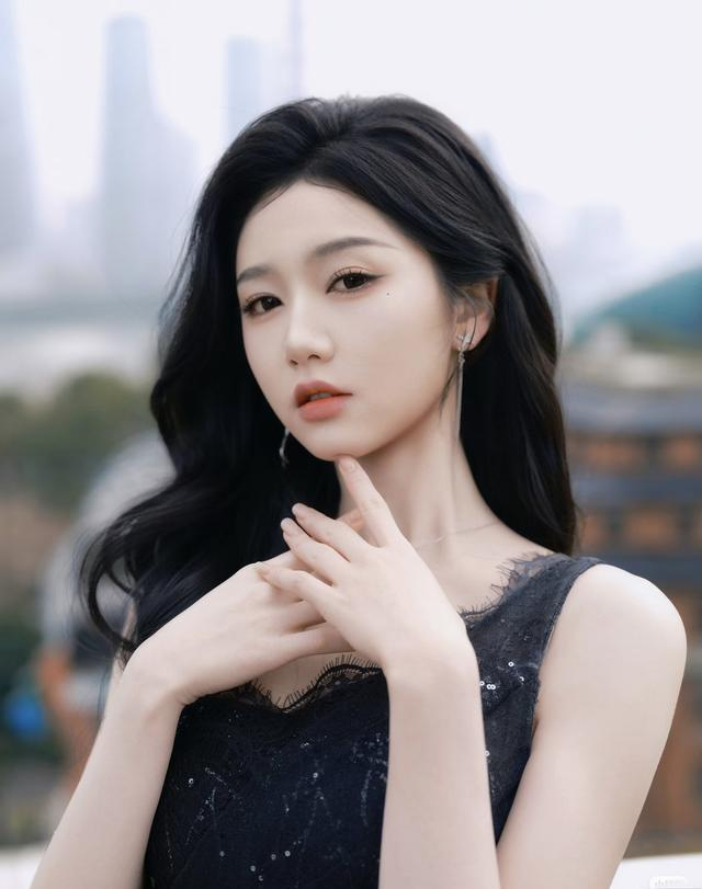 一位资深性学专家说：
“有人问，女人出轨一次，真心认错悔改，彻底断干净，往后还会不会重蹈覆辙？
答案残酷且真实：大概率会，只要有第一次，就注定有第二次、无数次。”

不要急着给人贴标签，诟病对方水性杨花、人品败坏。
这根本不是单纯的道德问题，是所有人都逃不开的底层人性。

普通人一辈子安分守己、谨言