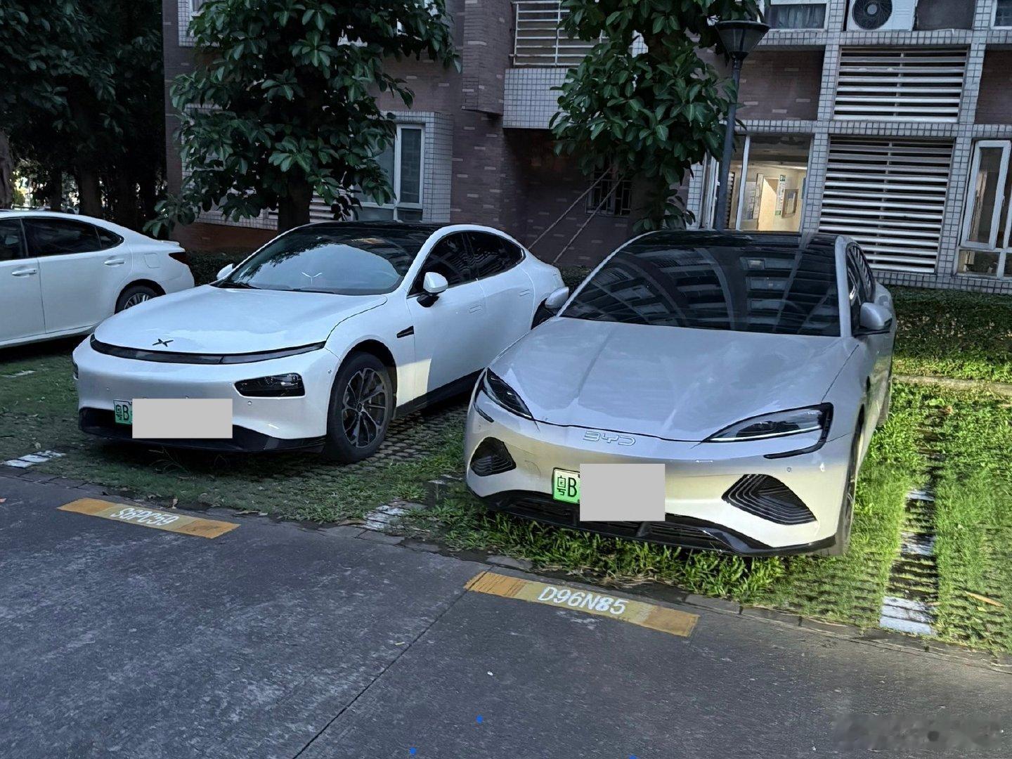 中国汽车工业里的两台里程碑式纯电轿跑车型，同框了 ​