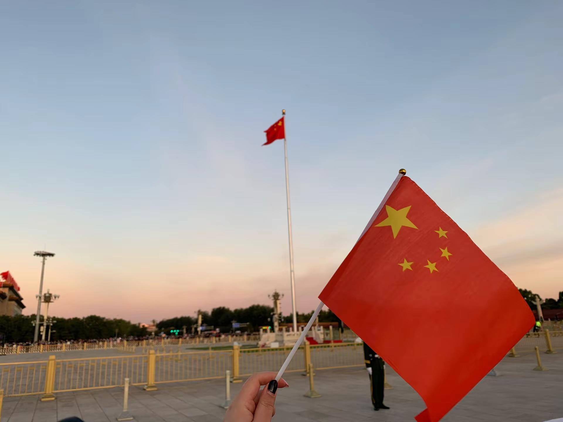 🇨🇳纪念长征胜利90周年 翻出了几年前的国庆节，第一次在天安门广场看升旗，排了个通宵红色信仰万丈光芒 长征胜利90周年 贺峻霖奇迹 贺峻霖