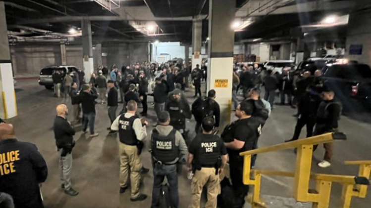 【加州禁蒙面执法引爆联邦对峙】围绕移民执法方式的长期争议，正演变为一场...