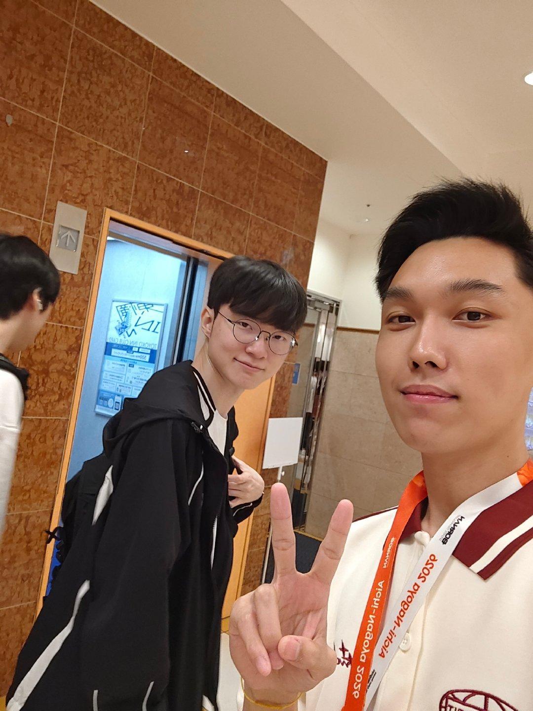 猫在这么抓拍这么突发的合照里还能(*¯︶¯*)得这么上镜简直是天赋！ ​