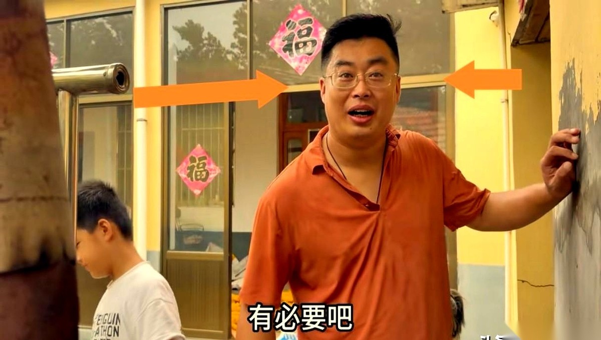 网红大鹏和双双的一段视频切片，硬是把一场家庭日常播成了事故现场。
画面里一家三口同框。双双连个铺垫都没有，眼皮一掀，指着旁边的儿子，冲着老公大鹏甩出一句：“粉丝都说你俩长得不像，要不去做个亲子鉴定？”
这四个字一出，视频里的弹幕都仿佛停滞了一瞬。
平时在镜头前总是乐呵呵、脾气软和的大鹏，脖颈子明显僵