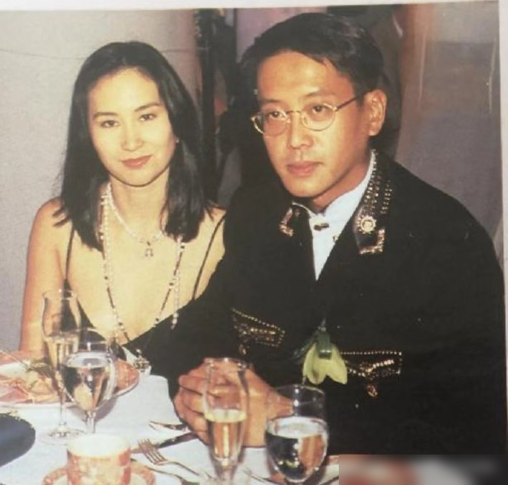 赌王女儿何超琼一开口，直接把几十年的旷世虐恋撕了个粉碎。没有苦命鸳鸯，没有棒打鸳鸯，就是知己，就是搭档。她亲口说的。
这些年网上传得有多邪乎？赠表、扶灵、终身不嫁，自媒体连细节都给你编圆了，活脱脱一部豪门虐恋大戏。
结果呢？最离谱的是，最近疯传的那段何超琼亲口回应的访谈，压根就是AI混剪的假视频