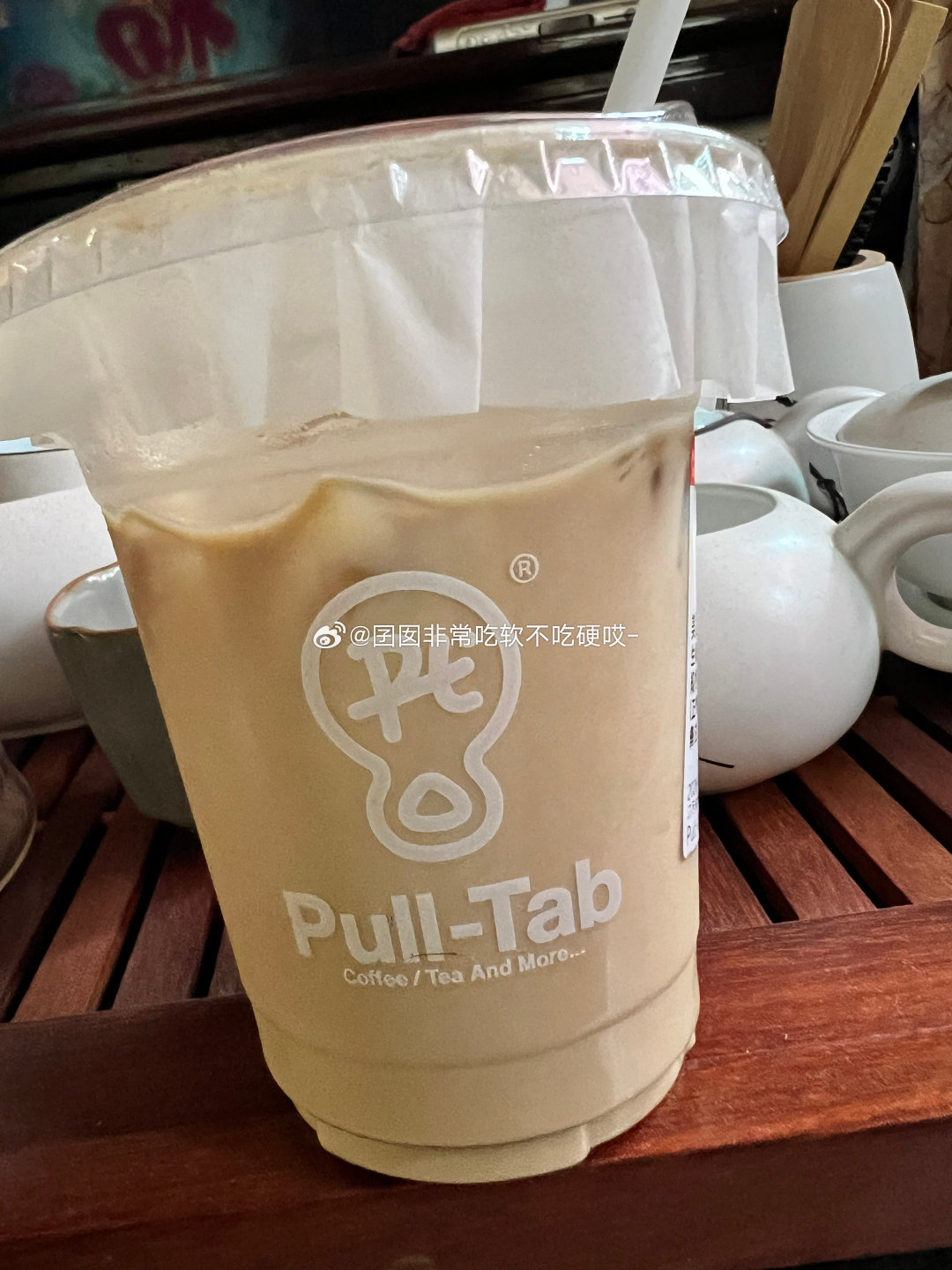 伊芙琳小姐终于喝上了远在香格里拉的包先生点的生椰拿铁
ps：他普通话都说不明白呢，外卖骑手居然和他说神木话[二哈] ​