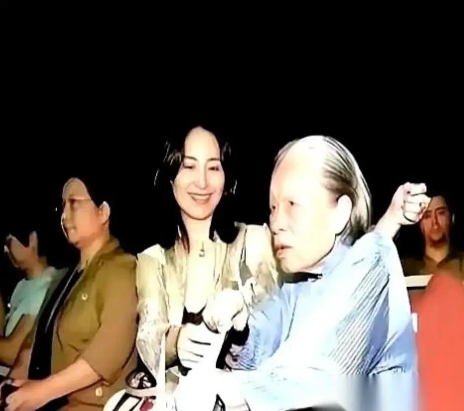 何超琼的保姆晶姐，72岁那年，递上了辞职信。她觉得自己耳朵聋了，眼睛花了，伺候不动了。但是，信，何超琼没收。人，更不准走。她直接将一套1.2亿的半山别墅，过户到了晶姐名下。
 
晶姐在别墅里住了三天，没睡着。
 
床太软，房间太大，静得能听见自己的心跳。她摸着身上崭新的棉布睡衣，想起何超琼小时候踢被
