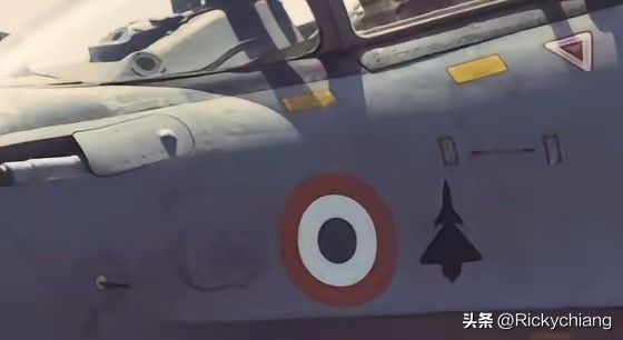 巴基斯坦歼10CE的击杀标识为真实实拍涂装。印度空军苏-30MKI机身上“击落歼-10CE”标识是网友P图。
 
 
 
1. 图片溯源
 
这张图最早在2025年8月由印度民间博主在网络论坛发布，近期巴基斯坦公开歼-10CE的击落幻影2000、阵风击杀标记后，印度网民翻出此图在社交平台传播，用来对