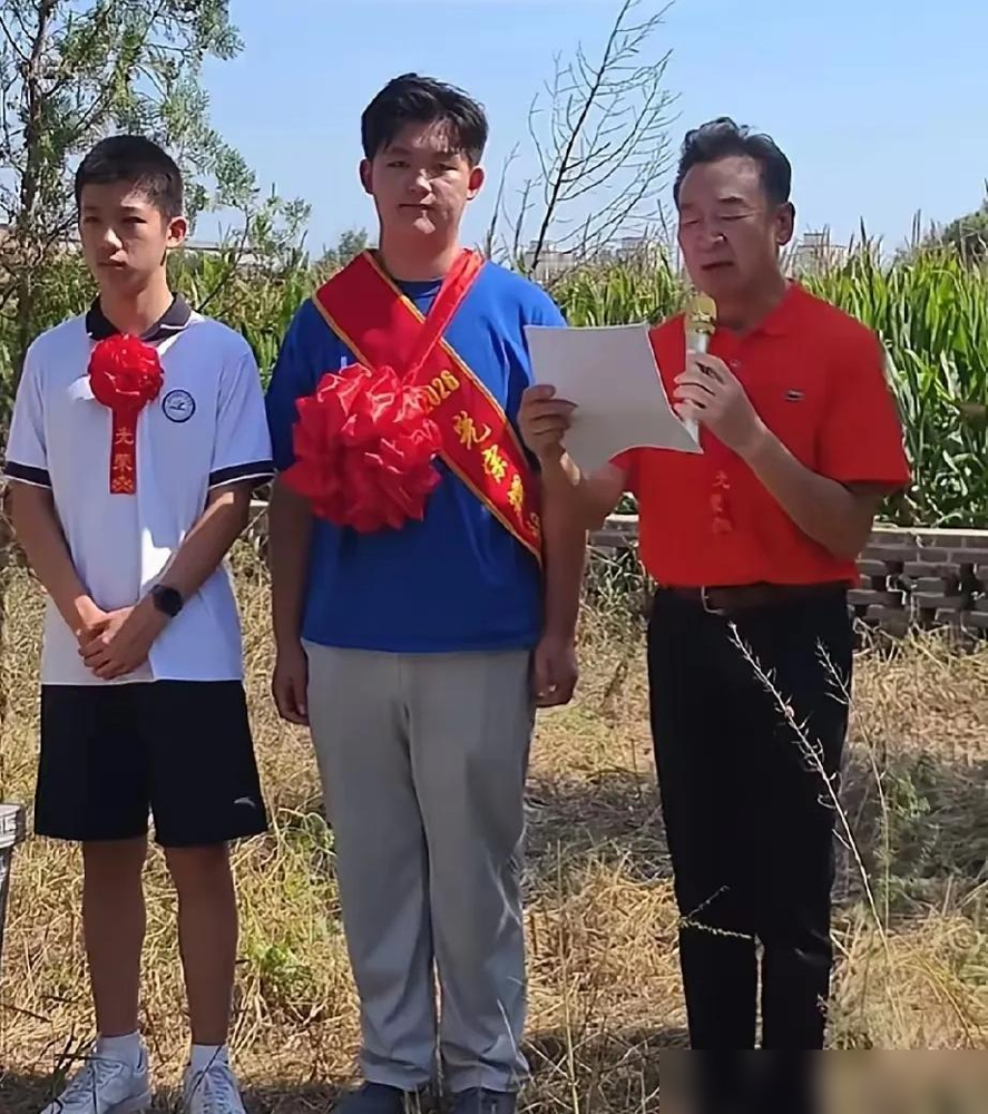 72岁的寇振海家有喜事儿子争气考上了帝国理工他没有大操大办

说实话我一开始也纳闷，帝国理工这名字听着确实不如清北响亮，结果一查才知道这学校底子相当硬，皇家背景，申请难度不比清北低。这年头明星家里孩子考学，多少都得晒一晒炫一炫，寇振海倒好，直接把宴席办回了老家，图的是那份念旧和踏实，不是给外人看的排