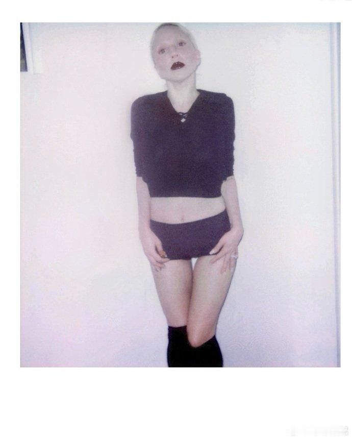 Lady Gaga × Huss Labs 拍立得大片释出。Saint Laurent 针织开衫叠穿 Ann Demeulemeester 2001 秋冬斗篷，再配巴黎世家墨镜与 Chanel 高跟鞋，黑白质感与复古轮廓交织，松弛里带着锋利，前两张尤其像回到《The Fame Monster》时期的经典气场。 ​