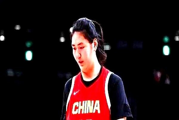 都在骂队友不给张子宇传球，但这锅真轮不到她们背。

按宫鲁鸣原计划，她这次只是来“见世面”的。平时她经常在半场单练，没跟上高强度合练，跟队友确实不熟。

李月汝意外没来，杨舒予外线没顶住，韩旭又打不了40分钟。毫无战术准备的张子宇，硬是被赶鸭子上架推到吃重位置。

全队现在只有王思雨知道怎么用她。后