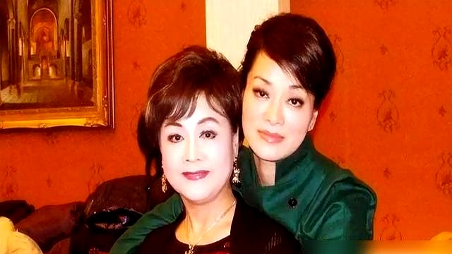毛阿敏亲口说，她不是李谷一的徒弟。
这话搁谁听了不愣一下？
当年青歌赛后台，李谷一就撂下五个字“这丫头行”，毛阿敏当场腿就软了。
那会儿她还是个写信追星的小姑娘，迷李谷一迷得不行。
结果全网都以为这是师徒情，谁想到人家恩师是谷建芬，李谷一是偶像。
你说巧不巧，人这辈子遇到的贵人分两种。
一种手把手教