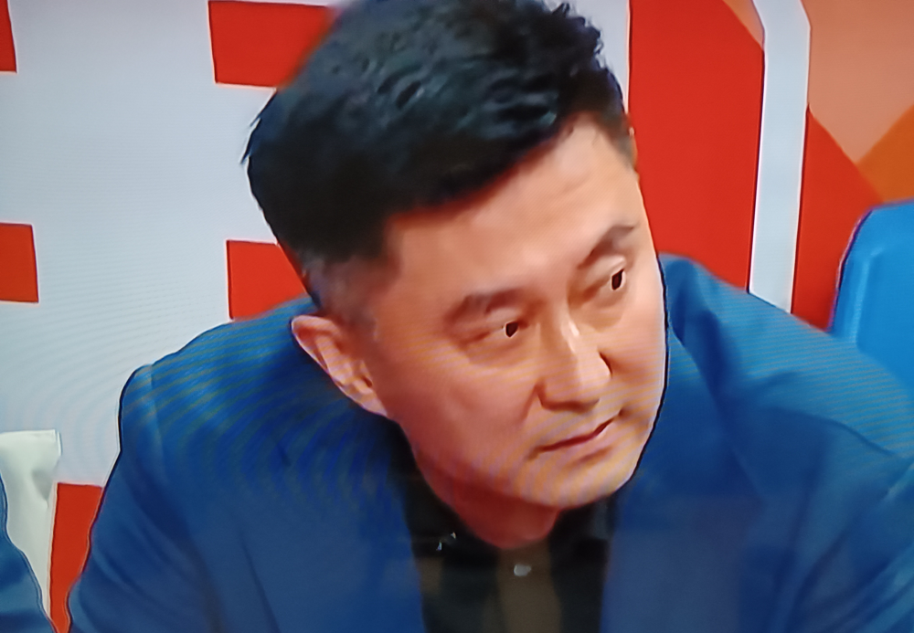 杜锋脸都黑了，全队没人敢喘气，胡明轩却把笔一递，冲着女球迷笑开了花，这...